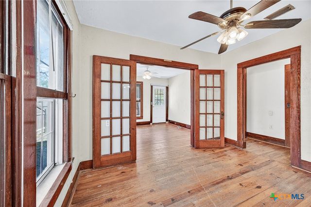 617 N College Street, Gonzales, TX 78629