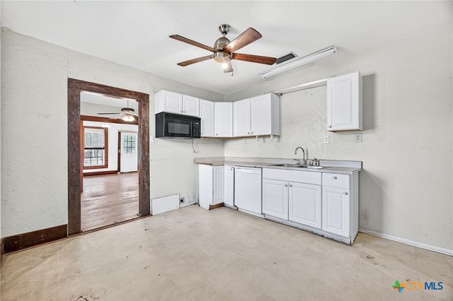 617 N College Street, Gonzales, TX 78629