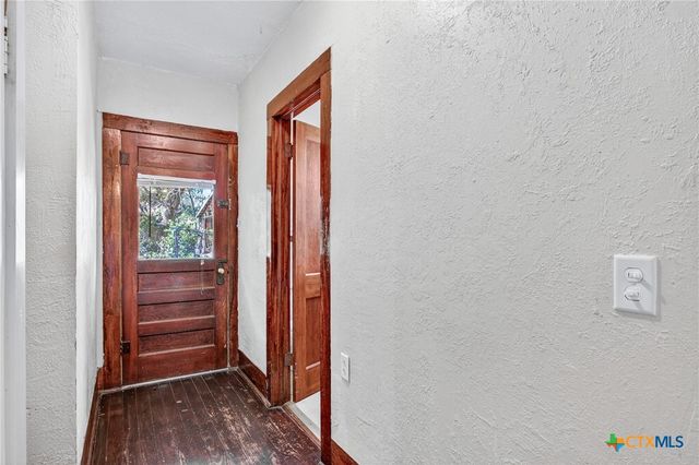 617 N College Street, Gonzales, TX 78629