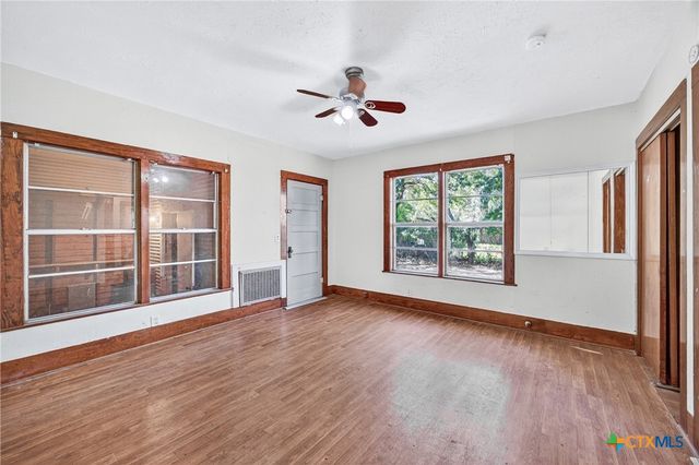 617 N College Street, Gonzales, TX 78629