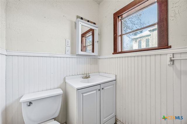 617 N College Street, Gonzales, TX 78629