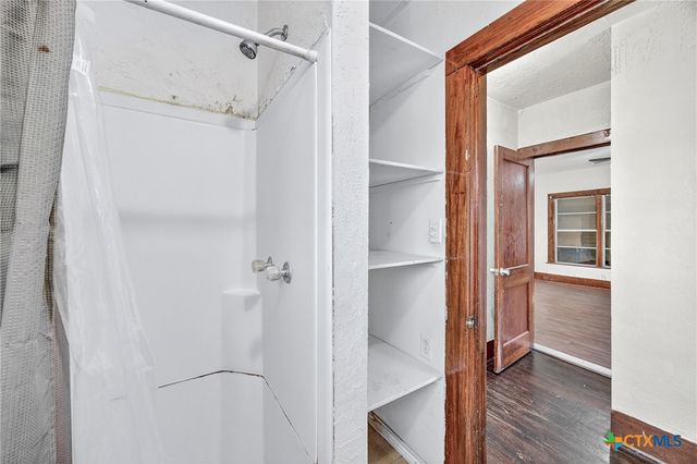 617 N College Street, Gonzales, TX 78629