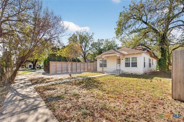 617 N College Street, Gonzales, TX 78629