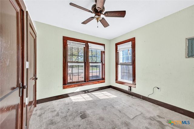 617 N College Street, Gonzales, TX 78629