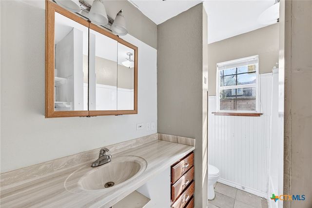 617 N College Street, Gonzales, TX 78629