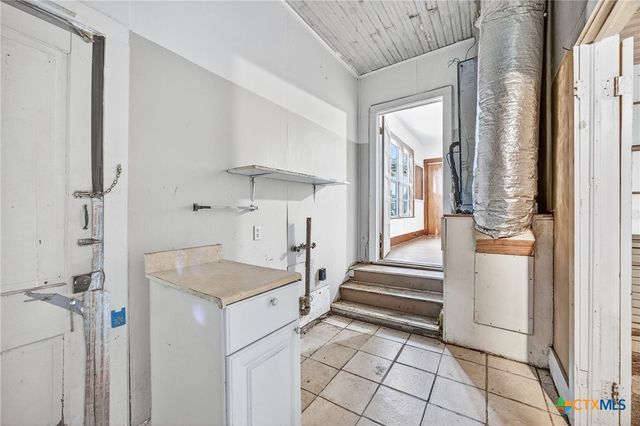 617 N College Street, Gonzales, TX 78629