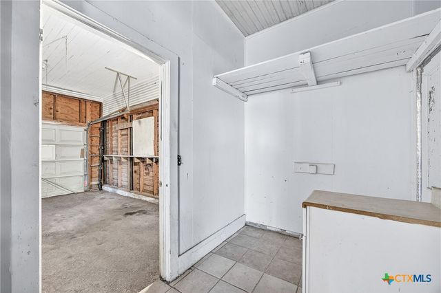 617 N College Street, Gonzales, TX 78629