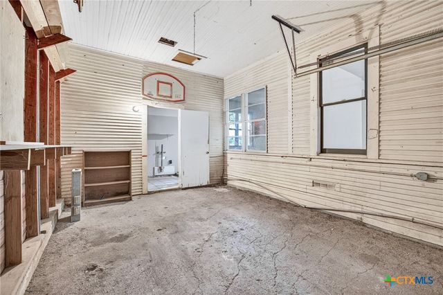 617 N College Street, Gonzales, TX 78629