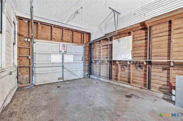 617 N College Street, Gonzales, TX 78629