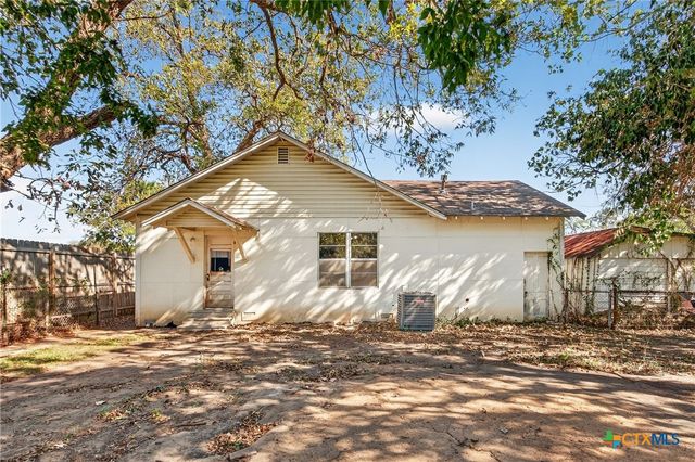 617 N College Street, Gonzales, TX 78629