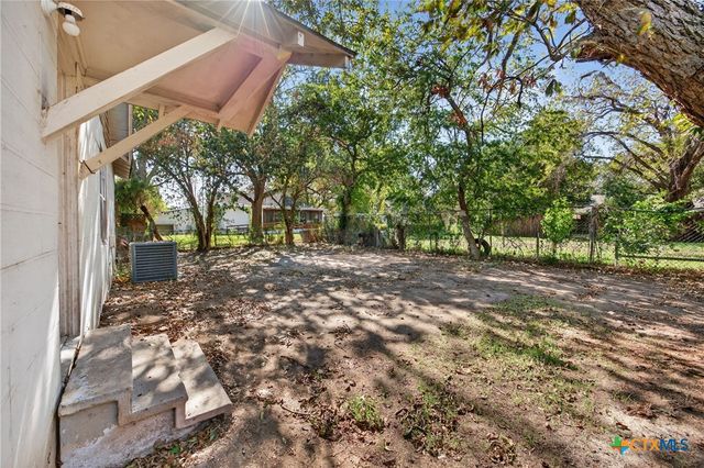 617 N College Street, Gonzales, TX 78629