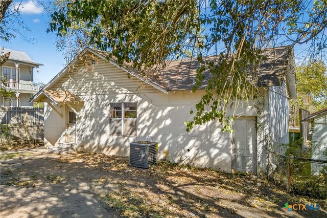 617 N College Street, Gonzales, TX 78629