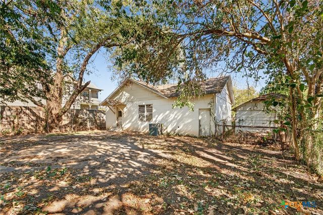 617 N College Street, Gonzales, TX 78629