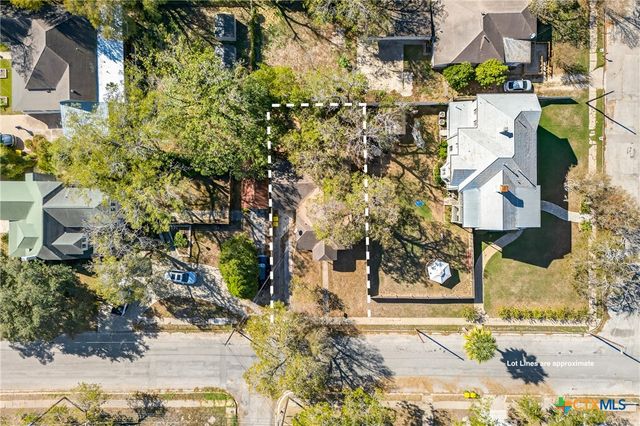 617 N College Street, Gonzales, TX 78629