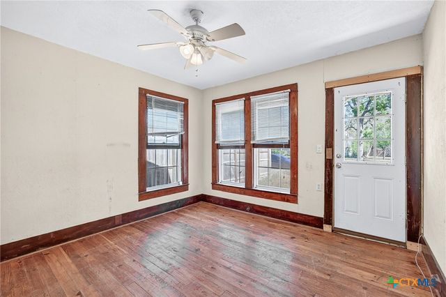 617 N College Street, Gonzales, TX 78629