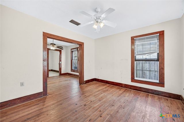 617 N College Street, Gonzales, TX 78629