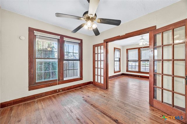 617 N College Street, Gonzales, TX 78629