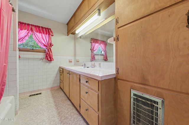 1811 Moore Avenue, Greeneville, TN 37745