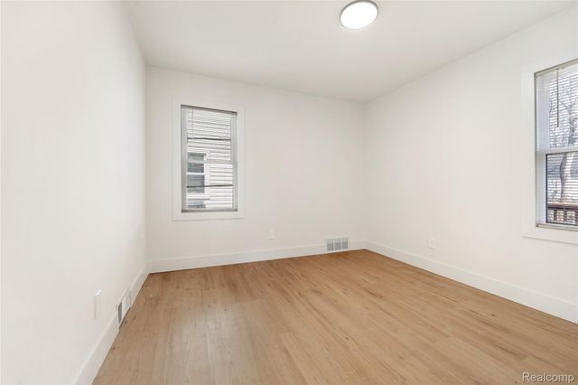 24220 Cloverlawn Street, Oak Park, MI 48237