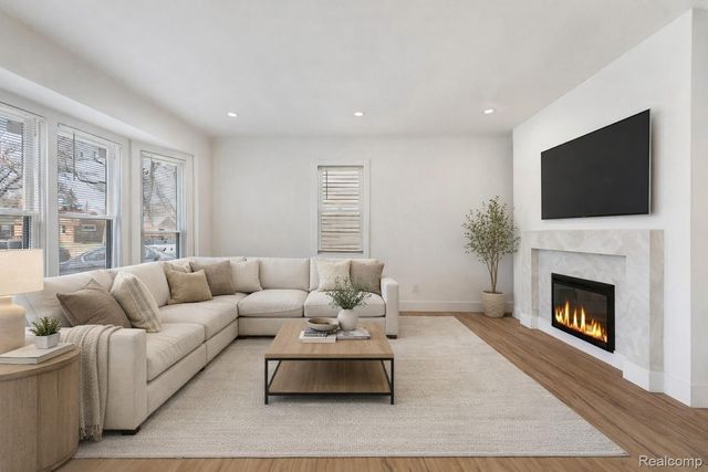 24220 Cloverlawn Street, Oak Park, MI 48237