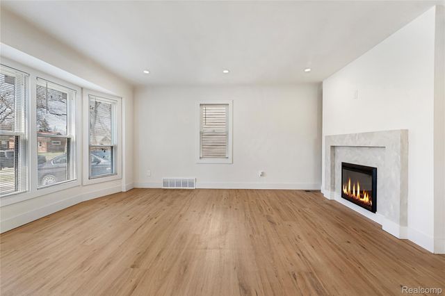 24220 Cloverlawn Street, Oak Park, MI 48237