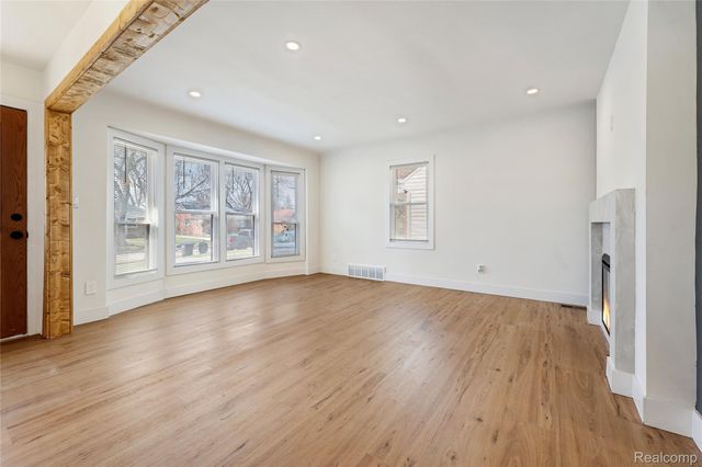 24220 Cloverlawn Street, Oak Park, MI 48237