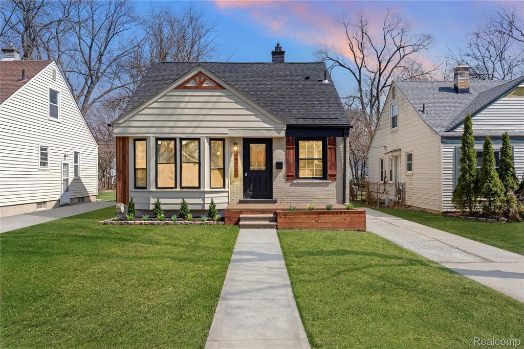 24220 Cloverlawn Street, Oak Park, MI 48237