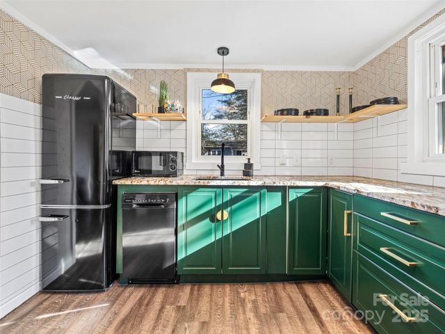 221 Oakdale Street, Brevard, NC 28712