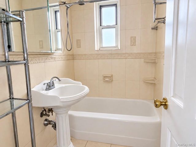 245 Bronx River Road 8C, Yonkers, NY 10704