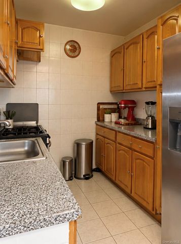 245 Bronx River Road 8C, Yonkers, NY 10704