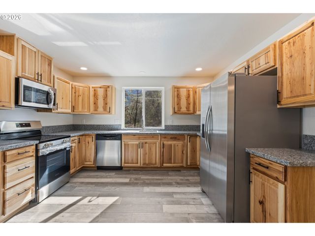 536 Annis St, Canyonville, OR 97417