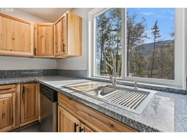 536 Annis St, Canyonville, OR 97417