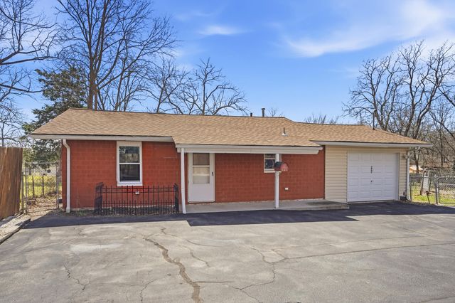 400 AUBURN LN, Columbia, MO 65203