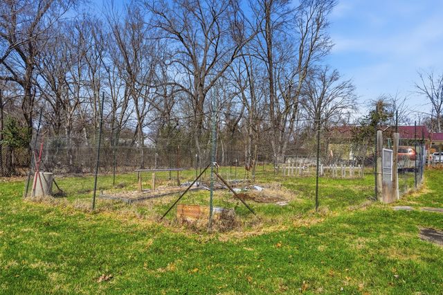 400 AUBURN LN, Columbia, MO 65203