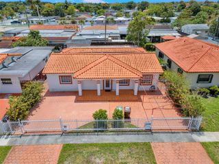 330 W 48th St, Hialeah, FL 33012