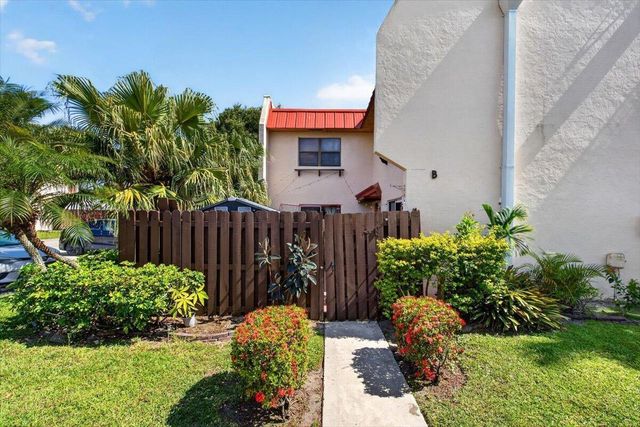 6351 Seven Springs Boulevard B, Greenacres, FL 33463