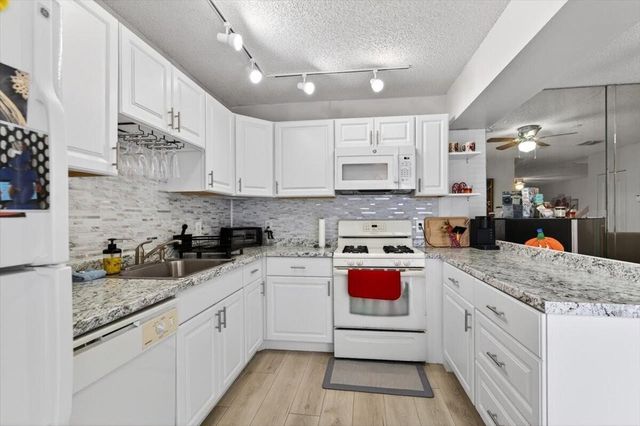 6351 Seven Springs Boulevard B, Greenacres, FL 33463