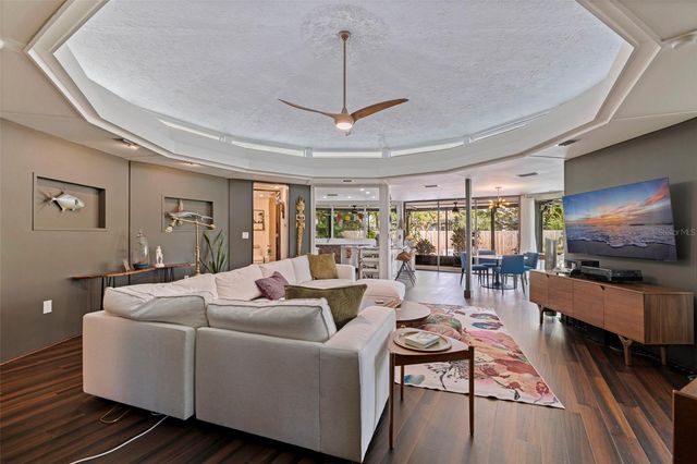 7117 SUNSHINE DRIVE S, St Petersburg, FL 33705