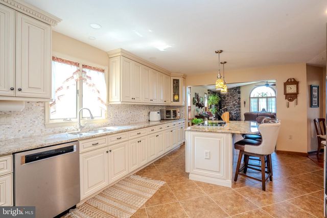 952 DUXBURY DR, Langhorne, PA 19047