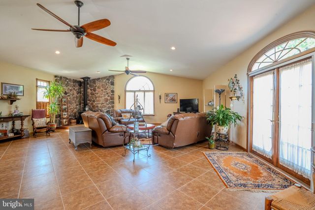 952 DUXBURY DR, Langhorne, PA 19047
