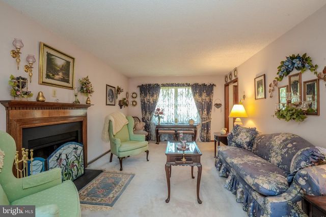 952 DUXBURY DR, Langhorne, PA 19047