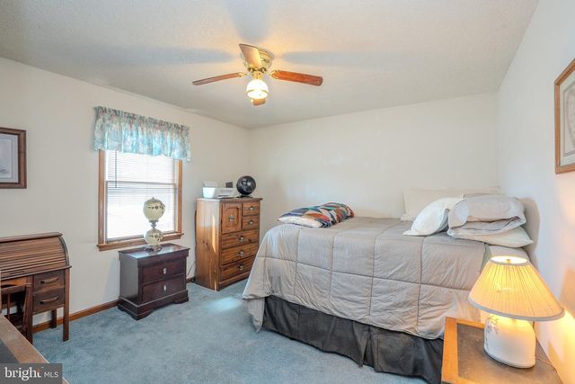 952 DUXBURY DR, Langhorne, PA 19047