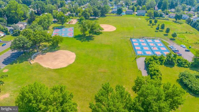 952 DUXBURY DR, Langhorne, PA 19047