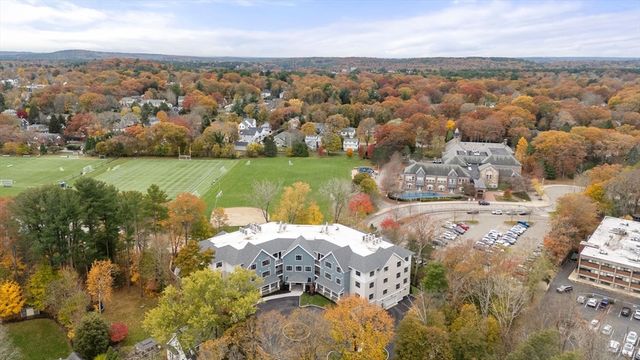 16 Stearns Rd 304, Wellesley, MA 02482