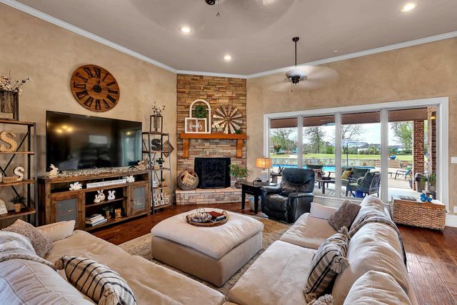 135 Wendy Acres Ave, Longview, TX 75602