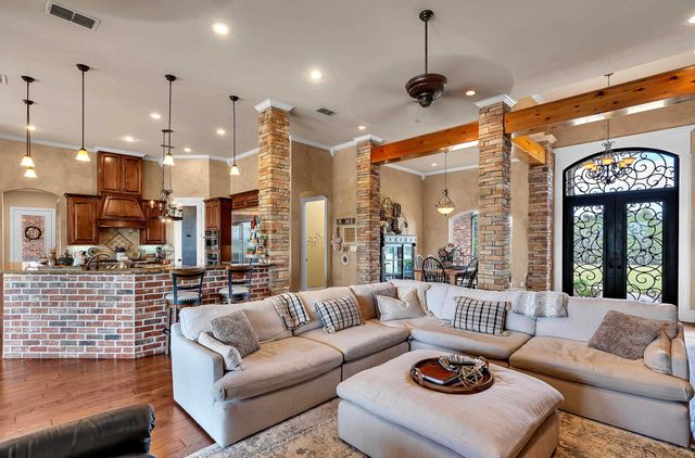 135 Wendy Acres Ave, Longview, TX 75602