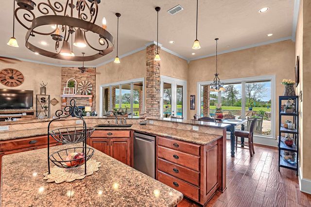 135 Wendy Acres Ave, Longview, TX 75602