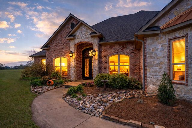 135 Wendy Acres Ave, Longview, TX 75602