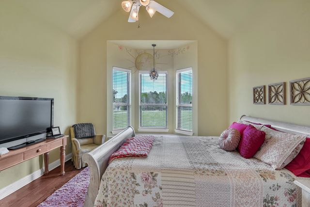 135 Wendy Acres Ave, Longview, TX 75602