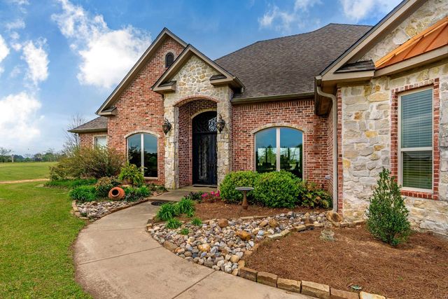 135 Wendy Acres Ave, Longview, TX 75602